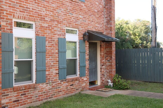 Primary Photo - Townhouse