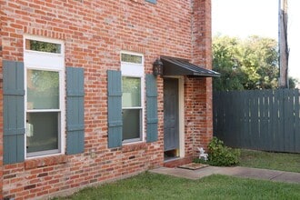 Building Photo - Townhouse
