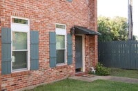 Building Photo - Townhouse