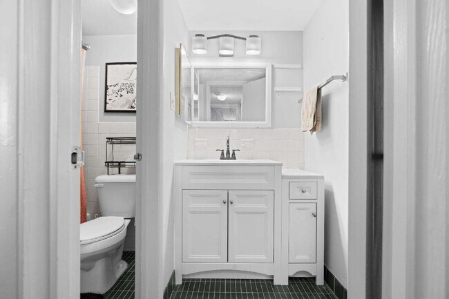 Building Photo - All-Inclusive Luxury Living in Rockville Town Center**