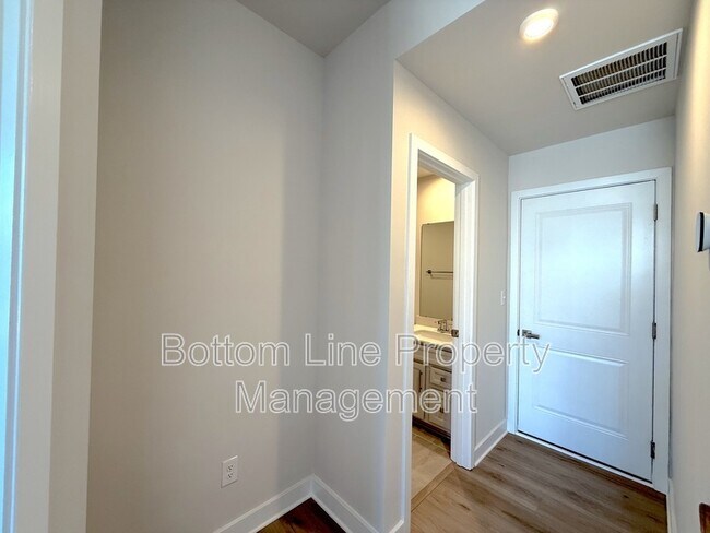Building Photo - 1520 Samuel St