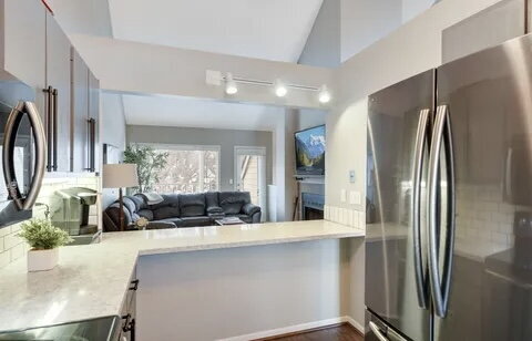 Building Photo - Chic Urban Living: Spacious 2-Bed Townhouse with Fireplace & Hardwood Floors on Kenwood Isles Drive!