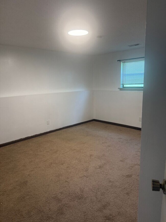 Building Photo - 431 Maple Grove Way