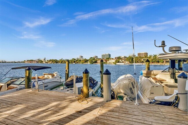 Building Photo - 9901 E Bay Harbor Dr