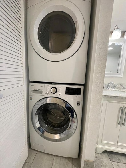 Building Photo - 400 Island Way