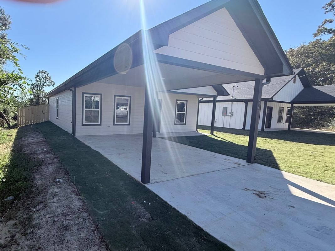 Building Photo - 616 Oak St