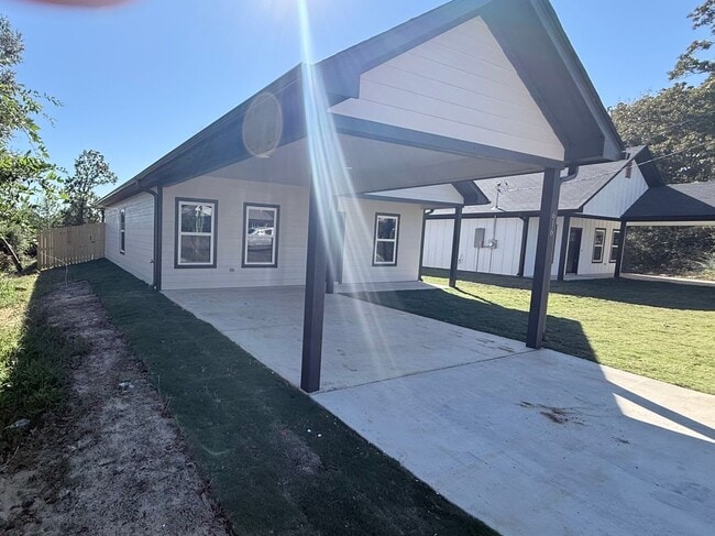 Building Photo - 616 Oak St