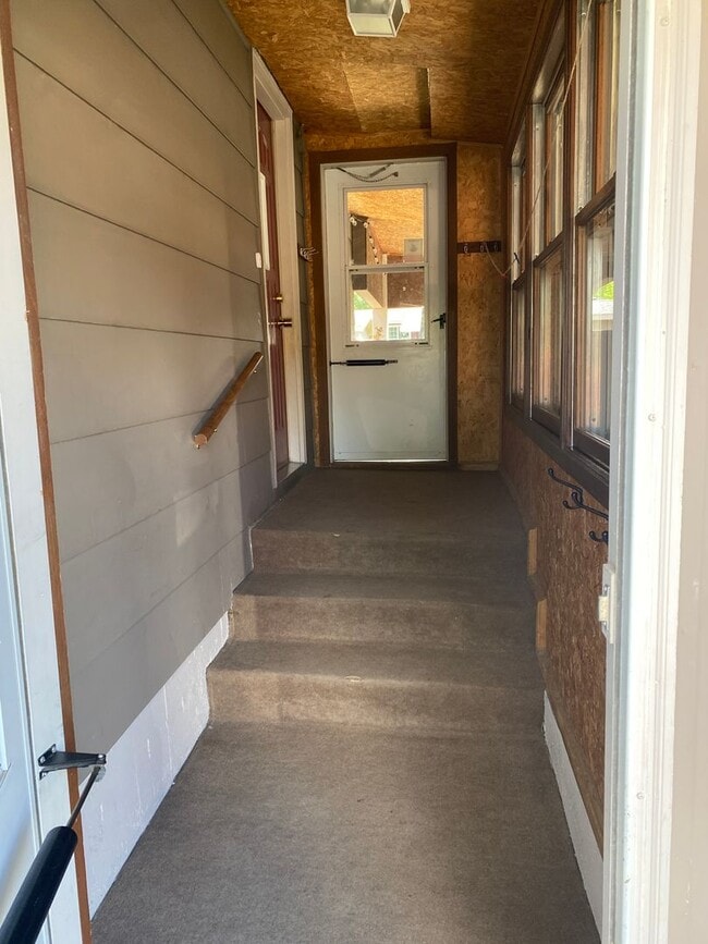 Building Photo - Cozy, single family home