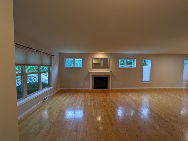 Building Photo - 3 bed / 3 bath House in Deforest!
