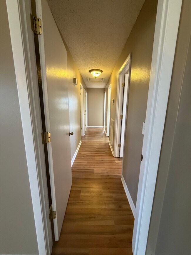 Building Photo - 1,640 Sq Ft | 4 Bed | 2 Bath