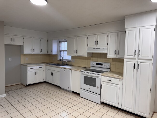 Building Photo - 179 Holmes Cir