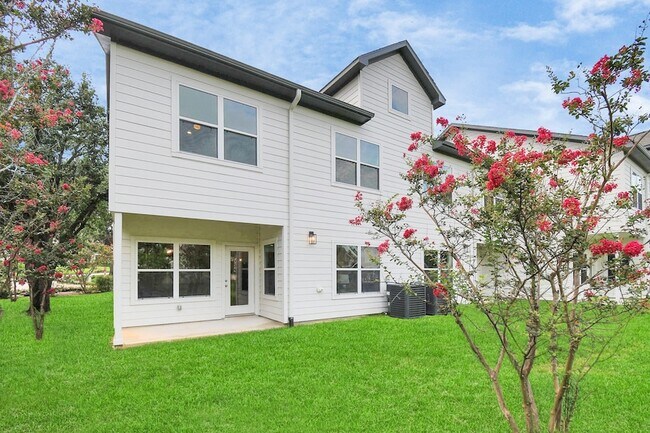 Building Photo - 3814 Lakewood Dr