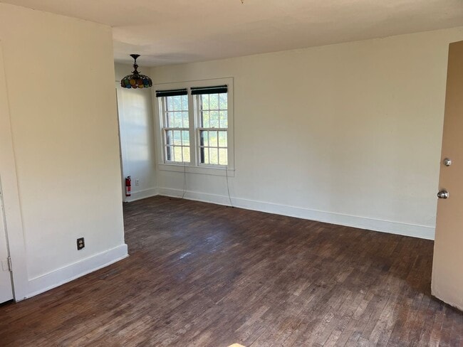 Building Photo - charming  Stone home : 1-bedroom, 1-bathroom