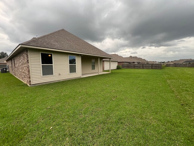 Building Photo - 3 bedroom, 2 bathroom house located in Bat...