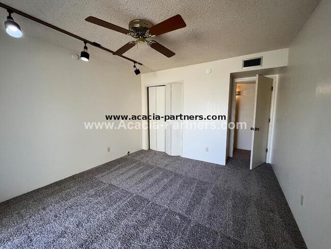 Building Photo - Eastside Townhome