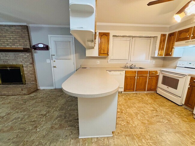 Building Photo - Move-In Ready Ranch in the Heart of Elgin!