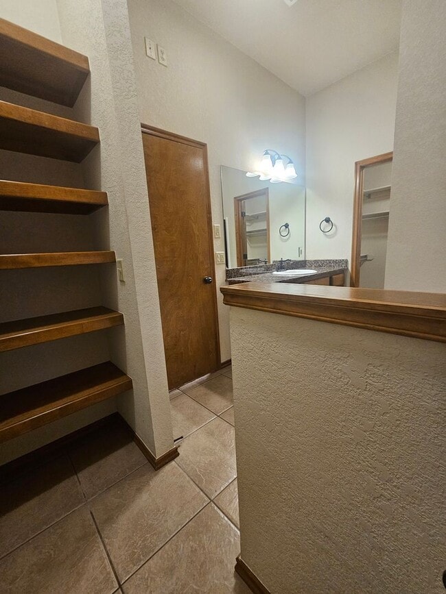 Building Photo - 3 (Bed)/(2) Bath + Office in Royal Oaks. N...