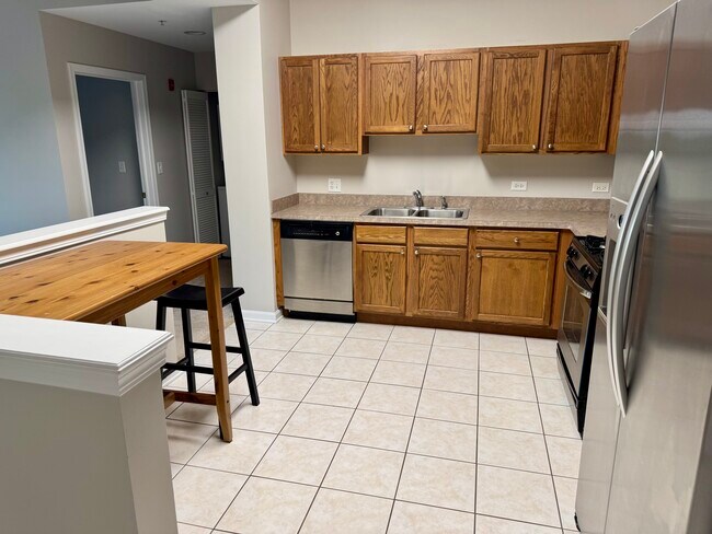 Building Photo - 125 Lakeview Dr