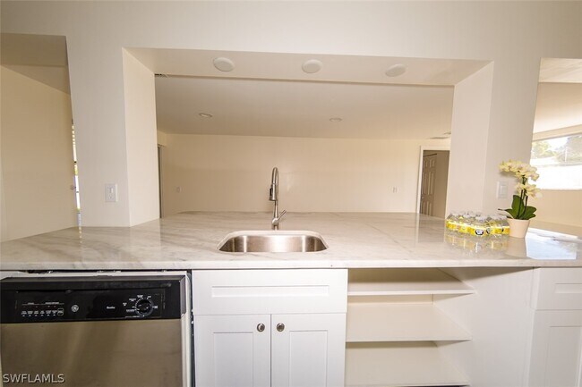 Building Photo - 4330 Deleon St