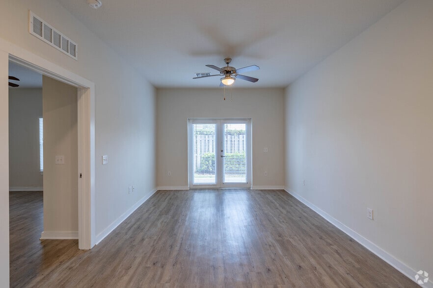 2BR, 2BA - 1,058SF - Living Room - Ambar Key