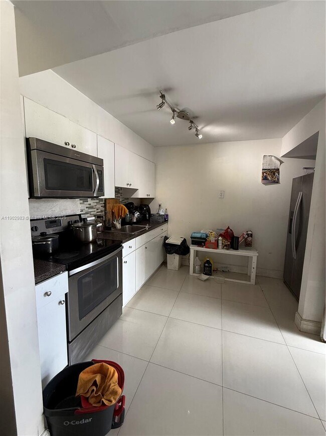 Building Photo - 603 SW 11th Ave