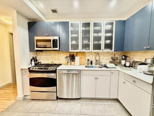 Building Photo - 232 Pavonia Ave