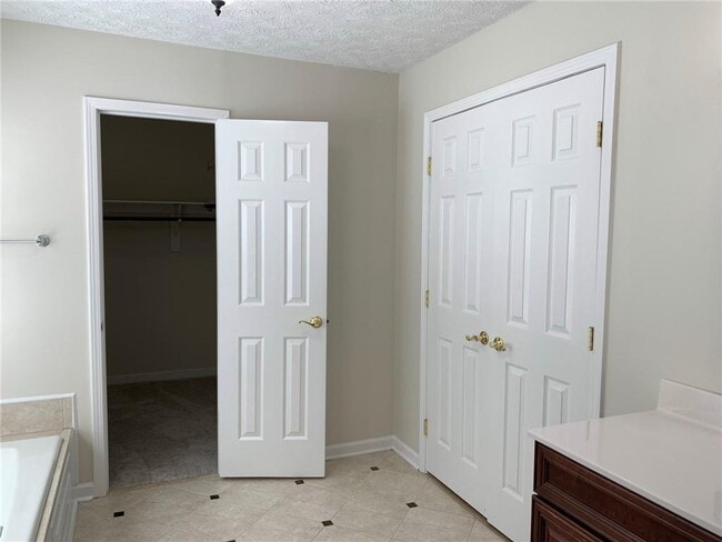 Building Photo - 4536 Woodlawn Lake Dr