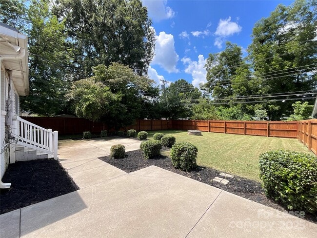 Building Photo - 2014 Eastway Dr