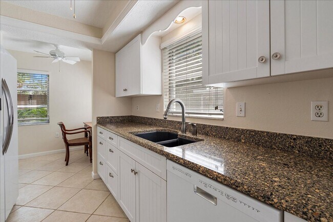 Building Photo - Beautifully updated 2 bed/2 bath located c...