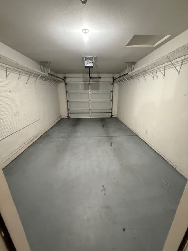 Building Photo - 2 Bedroom 2 Bath Contact Property Pros Pro...