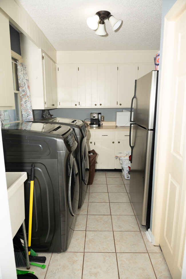 Primary Photo - 122 Friar Tuck Ave