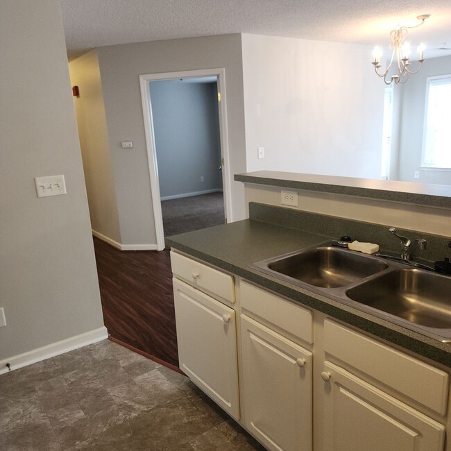 Building Photo - Main Level Condo near Wake Forest Universi...