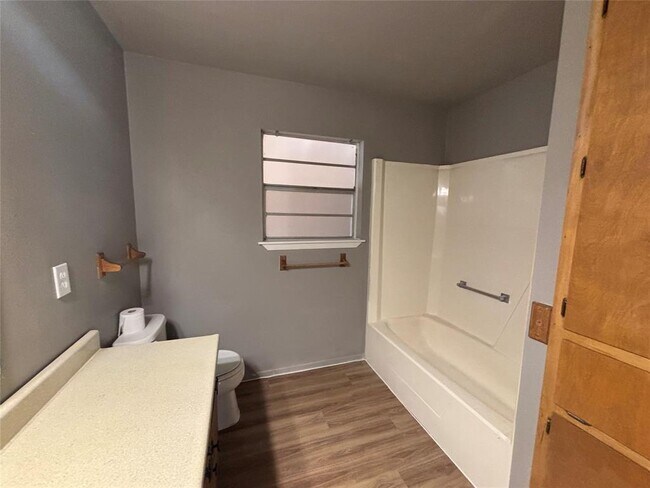 Building Photo - 1058 Lonesome