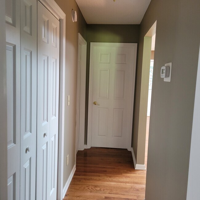 Building Photo - 110 Hilton Ln