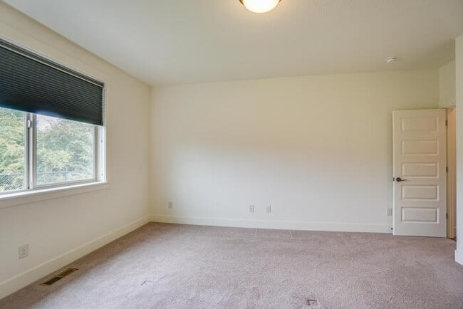 Building Photo - NEWER THREE BEDROOM IN CUL-DE-SAC