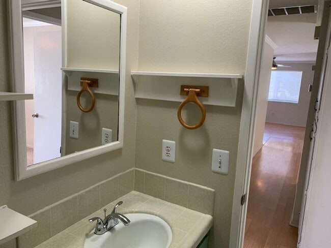 Building Photo - 3 Bedroom, 2 Bath, 2 car garage