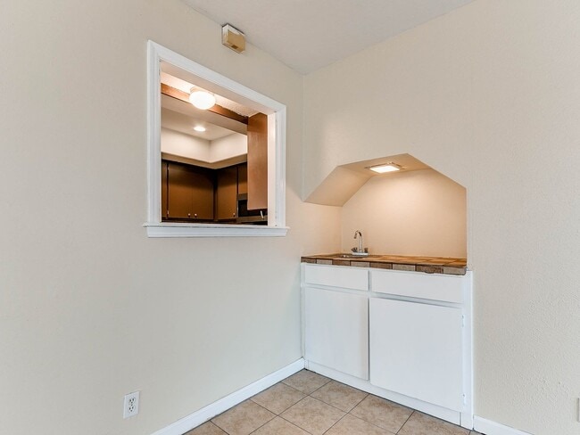 Building Photo - Just remodeled Duplex Home