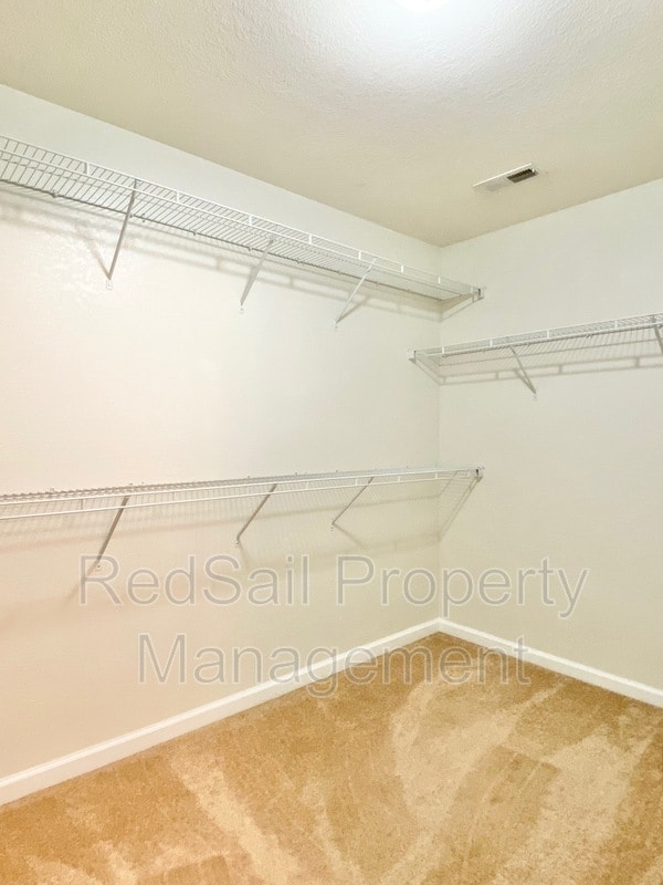 Building Photo - 717 Dissdale Ln