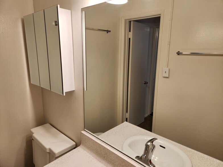 Building Photo - 1400 Freeman Ave