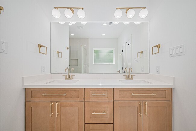 Building Photo - 6021 Maybell St