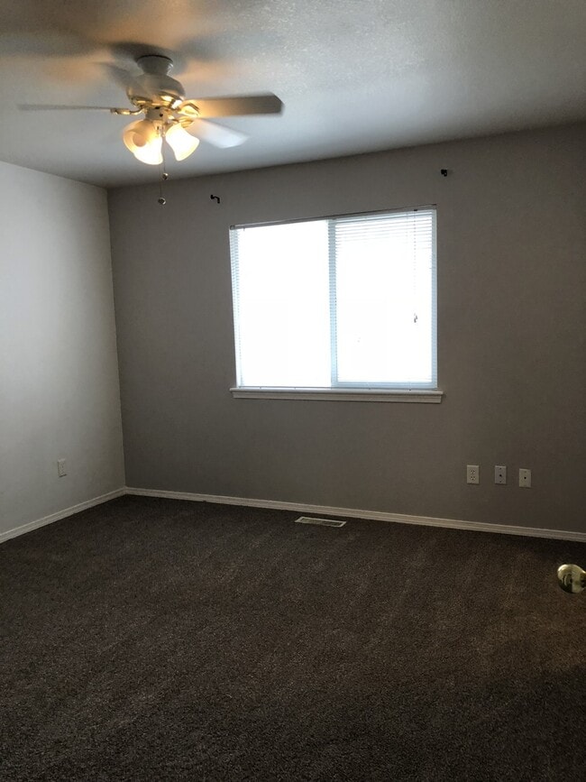 Building Photo - 3 Bed/2 bath...Newer Carpet and Flooring.....
