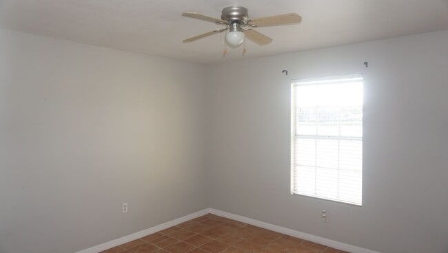 Building Photo - 220 Lake Parsons Green