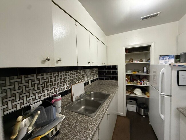 Building Photo - 68 E 200 S