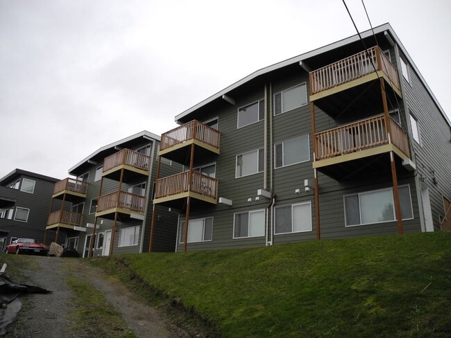 Building Photo - Sun-Filled 2BR/2BA Retreat w/ Split Layout, In-Unit W/D & Parking – Spacious 1,009 Sq Ft!