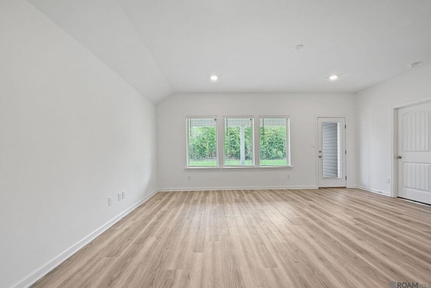 Building Photo - 15820 Loussier Dr