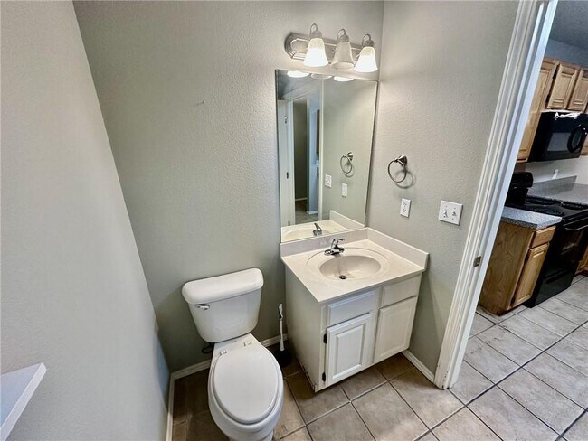 Building Photo - 1431 W Jct St