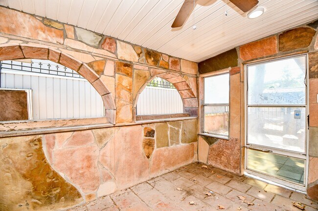 Building Photo - 6625 Underhill St