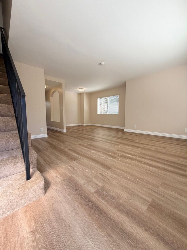 Building Photo - Beautiful End-Unit Townhome 2 bedroom and 1.5 bath