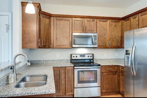 Building Photo - 2043 Pinecrest Dr