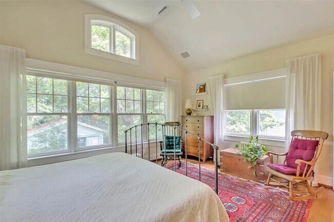 Building Photo - Charming & Pet-Friendly Downtown Gem